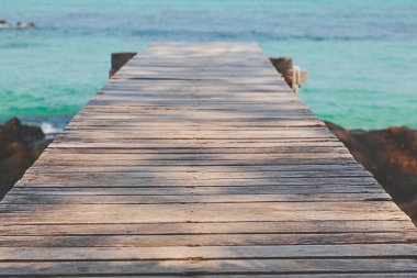 Wood Jetty ve tropik sahildeki güzel plaj.