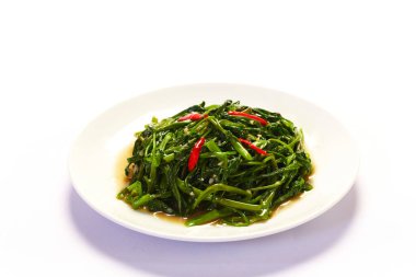 Beyaz arkaplanda Kızarmış Su Ispanağını Karıştır