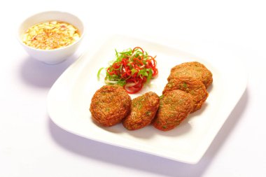 Beyaz arka planda Tayland usulü kızarmış kekler.