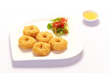 Beyaz arka planda Tayland usulü kızarmış karides kekleri..