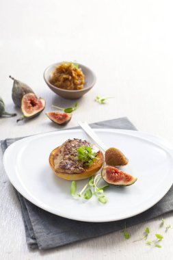 Masada taze incir var. Sağlıklı Akdeniz incir meyvesi. Ahşap zemin üzerinde taze incir.