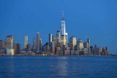 New York City, ABD 'de alacakaranlık vakti Manhattan Skyline panoramik manzarası.