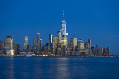 New York City, ABD 'de alacakaranlık vakti Manhattan Skyline panoramik manzarası.