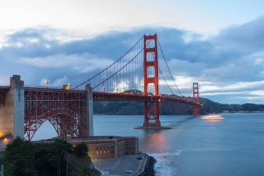 Golden Gate Köprüsü 'nün güzel manzarası San Francisco, Kaliforniya' daki Battery East Trail 'den görünüyor..