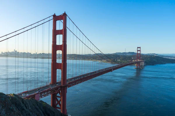 Gündoğumunda Golden Gate Köprüsü ve San Francisco, ABD 'de mavi gökyüzü