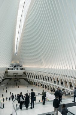 ABD 'nin New York şehrindeki Dünya Ticaret Merkezi metro istasyonundaki Oculus ulaşım merkezinde yürüyen insanlar.