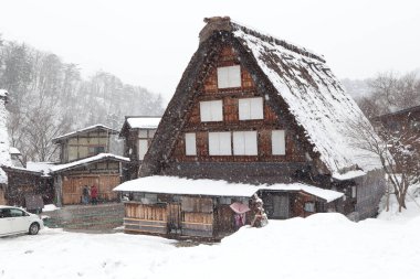 Kışın Shirakawa-go köyünde, Gifu, Japonya 'da geleneksel Gu tarzı bir ev. Shirakawa-go köyü UNESCO 'nun dünya mirası alanlarından biri..