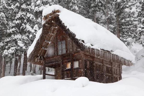 岐阜県冬の白川郷の伝統的な合掌造り家屋 白川郷はユネスコの世界遺産に登録されている村です — ストック写真