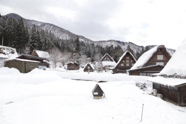 Kışın Shirakawa-go köyünde, Gifu, Japonya 'da geleneksel Gu tarzı bir ev. Shirakawa-go köyü UNESCO 'nun dünya mirası alanlarından biri..