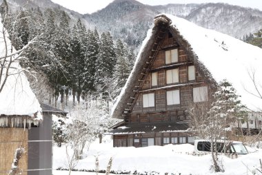 Kışın Shirakawa-go köyünde, Gifu, Japonya 'da geleneksel Gu tarzı bir ev. Shirakawa-go köyü UNESCO 'nun dünya mirası alanlarından biri..