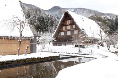 Kışın Shirakawa-go köyünde, Gifu, Japonya 'da geleneksel Gu tarzı bir ev. Shirakawa-go köyü UNESCO 'nun dünya mirası alanlarından biri..