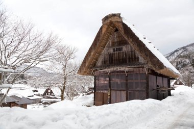Kışın Shirakawa-go köyünde, Gifu, Japonya 'da geleneksel Gu tarzı bir ev. Shirakawa-go köyü UNESCO 'nun dünya mirası alanlarından biri..