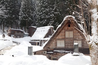 Kışın Shirakawa-go köyünde, Gifu, Japonya 'da geleneksel Gu tarzı bir ev. Shirakawa-go köyü UNESCO 'nun dünya mirası alanlarından biri..