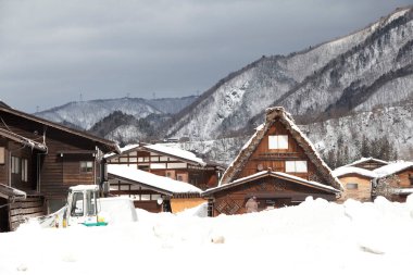 Kışın Shirakawa-go köyünde, Gifu, Japonya 'da geleneksel Gu tarzı bir ev. Shirakawa-go köyü UNESCO 'nun dünya mirası alanlarından biri..