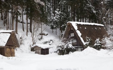 Kışın Shirakawa-go köyünde, Gifu, Japonya 'da geleneksel Gu tarzı bir ev. Shirakawa-go köyü UNESCO 'nun dünya mirası alanlarından biri..