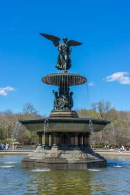 Baharda New York, ABD 'deki Central Park' ta mavi gökyüzü bulunan Bethesda çeşmesi..