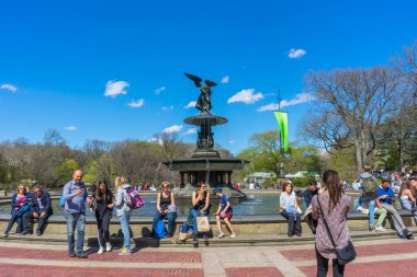 Baharda New York, ABD 'deki Central Park' ta mavi gökyüzü bulunan Bethesda çeşmesi..