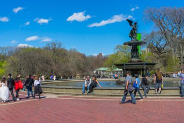 Baharda New York, ABD 'deki Central Park' ta mavi gökyüzü bulunan Bethesda çeşmesi..