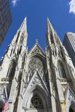 Manhattan, New York 'ta St. Patrick Katedrali mavi gökyüzüne karşı