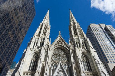 Manhattan, New York 'ta St. Patrick Katedrali mavi gökyüzüne karşı