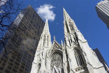 Manhattan, New York 'ta St. Patrick Katedrali mavi gökyüzüne karşı