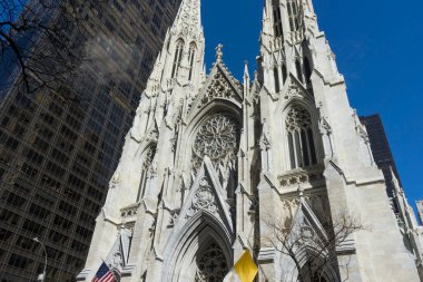 Manhattan, New York 'ta St. Patrick Katedrali mavi gökyüzüne karşı