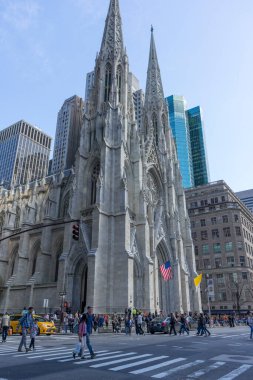 Manhattan, New York 'ta St. Patrick Katedrali mavi gökyüzüne karşı