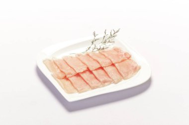 Beyaz arka planda taze dilimlenmiş çiğ domuz eti..