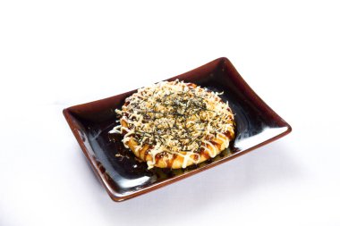 Beyaz arka planda Japon geleneksel krepleri (Okonomiyaki).