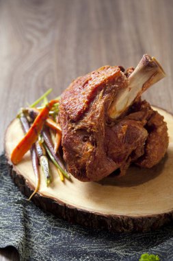 Domuz budu ve fırında patatesler ahşap arka plandaki kırsal mutfak masasında..