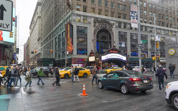 Nueva York City Abril 2018 Multitud Turistas Caminando Times Square — Foto de Stock
