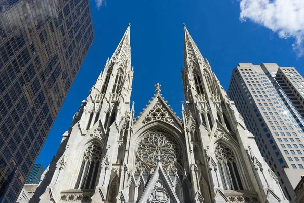 Manhattan, New York 'ta St. Patrick Katedrali mavi gökyüzüne karşı