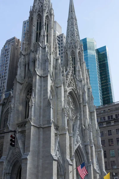 Manhattan, New York 'ta St. Patrick Katedrali mavi gökyüzüne karşı