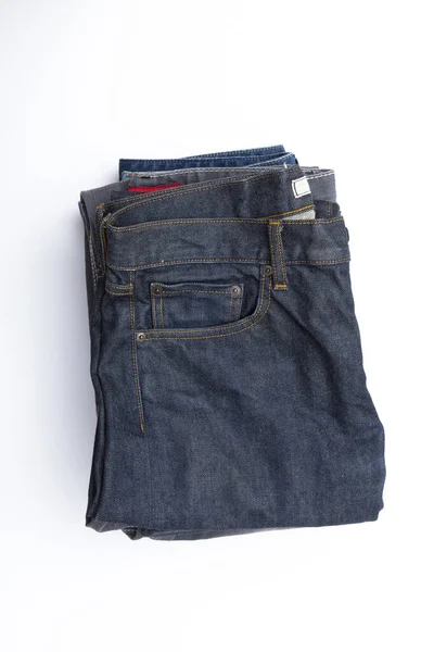 Uma Pilha Jeans Azuis Dobrados Fundo Branco — Fotografia de Stock