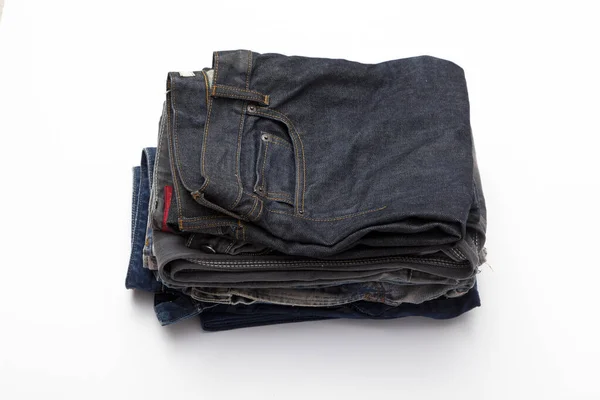 Uma Pilha Jeans Azuis Dobrados Fundo Branco — Fotografia de Stock