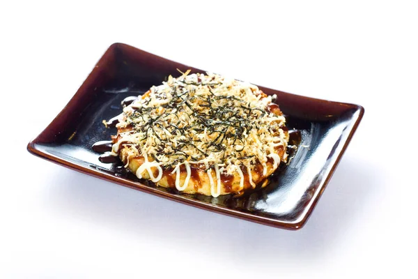 Beyaz arka planda Japon geleneksel krepleri (Okonomiyaki).