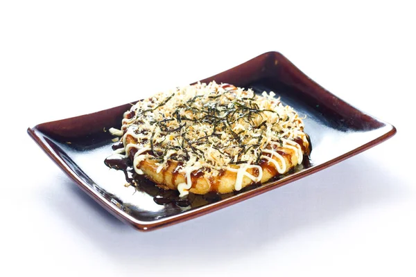 Ιαπωνικές Παραδοσιακές Τηγανίτες Okonomiyaki Λευκό Φόντο — Φωτογραφία Αρχείου