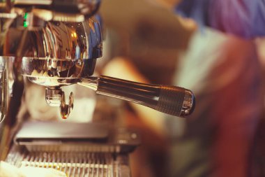 Espresso Makinesi Demleme. Barista kahve makinesiyle kahve yapıyor..