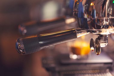 Espresso Makinesi Demleme. Barista kahve makinesiyle kahve yapıyor..