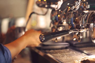 Espresso Makinesi Demleme. Barista kahve makinesiyle kahve yapıyor..