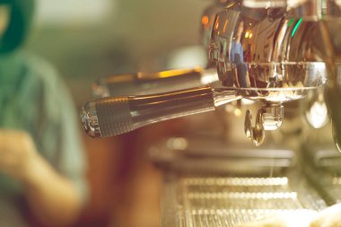 Espresso Makinesi Demleme. Barista kahve makinesiyle kahve yapıyor..