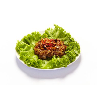 Beyaz arka planda bir tabakta korunmuş denizanası. Çin aperatifleri ana yemekten önce.