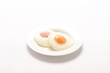Kızarmış tavuk yumurtası, güneşli tarafı beyaz arka planda.