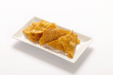 Beyaz arka planda izole edilmiş soslu thai wonton..