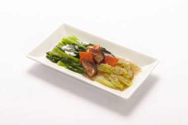 Kızarmış sebzeleri beyaz arka planda istiridye sosuyla karıştırmak, Çin yemeği..