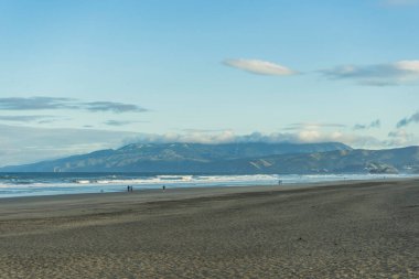 Mavi gökyüzü ve güneş doğarken San Francisco, Ocean Beach 'te.