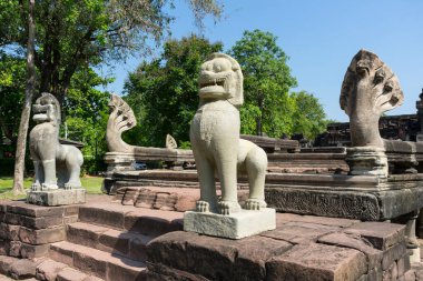 Tayland 'daki Prasat Hin Phimai' de kumtaşı aslan heykeli.