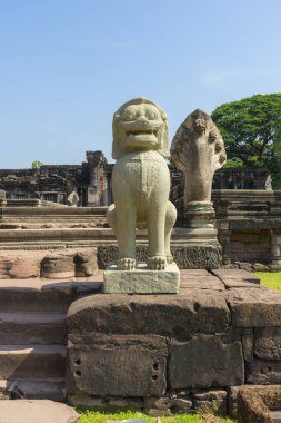 Tayland 'daki Prasat Hin Phimai' de kumtaşı aslan heykeli.