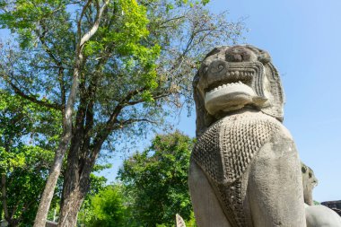 Tayland 'daki Prasat Hin Phimai' de kumtaşı aslan heykeli.