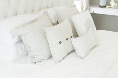 Beyaz rahat yastık kırsal ve kır tarzı yatak odasında yatağın üzerinde..